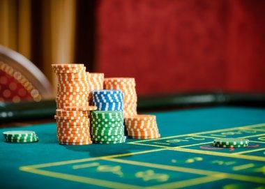 Professional croupier managing American Roulette table at dragon212 login studio